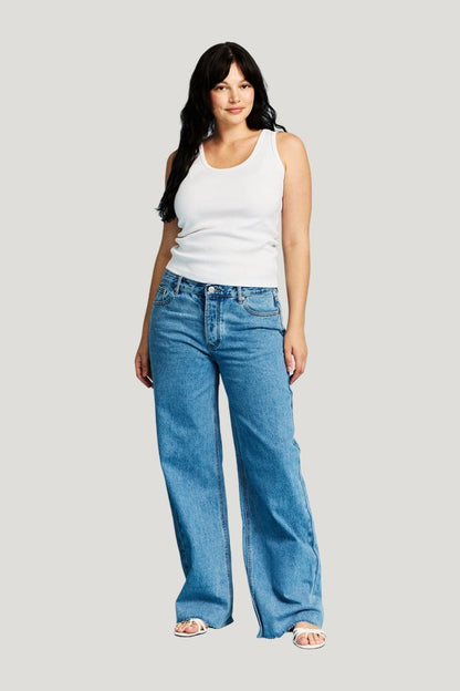 Low Rise Baggy Jeans - Vintage Wash — model front