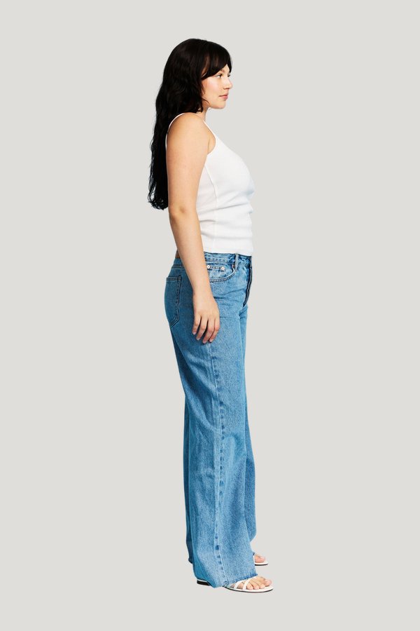 Low Rise Baggy Jeans - Vintage Wash — model side