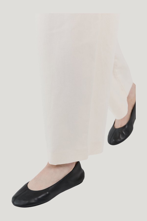Low Scoop Ballet Flat — model side