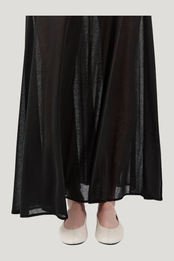 Low Scoop Ballet Flat — model side