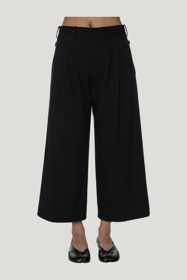 Maki Pant — model side
