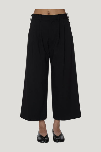 Maki Pant — model side