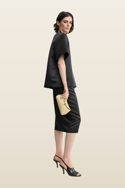 Mini T-lock leather clutch — model back