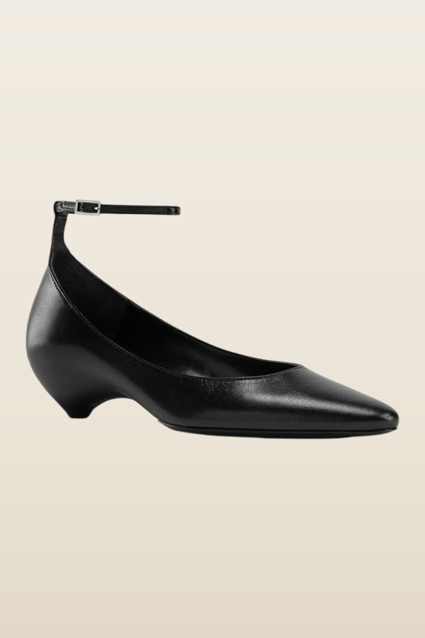 Mode Ballerina in Black Leather — model back