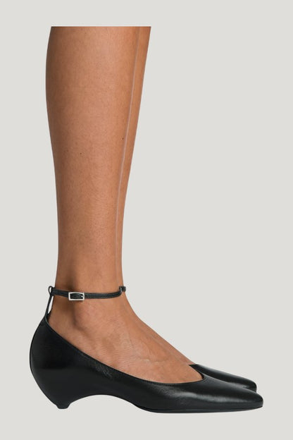Mode Ballerina in Black Leather — model front