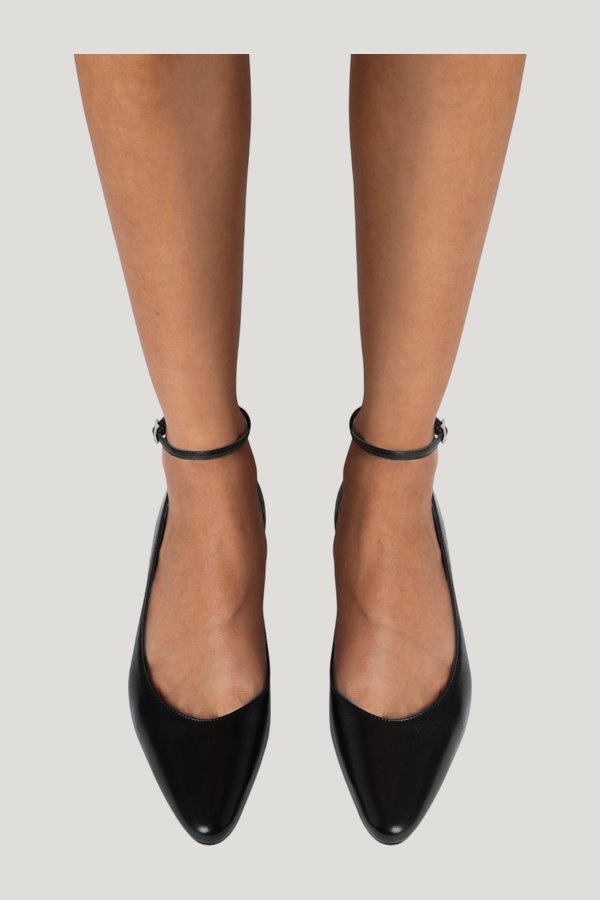 Mode Ballerina in Black Leather — model side