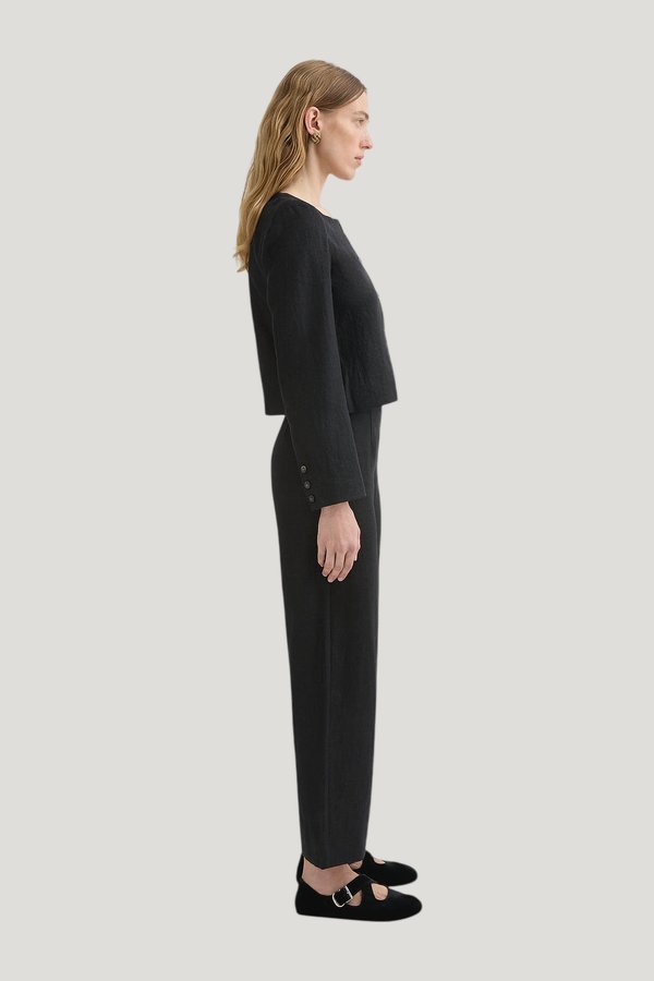 Noelle Pant — model side