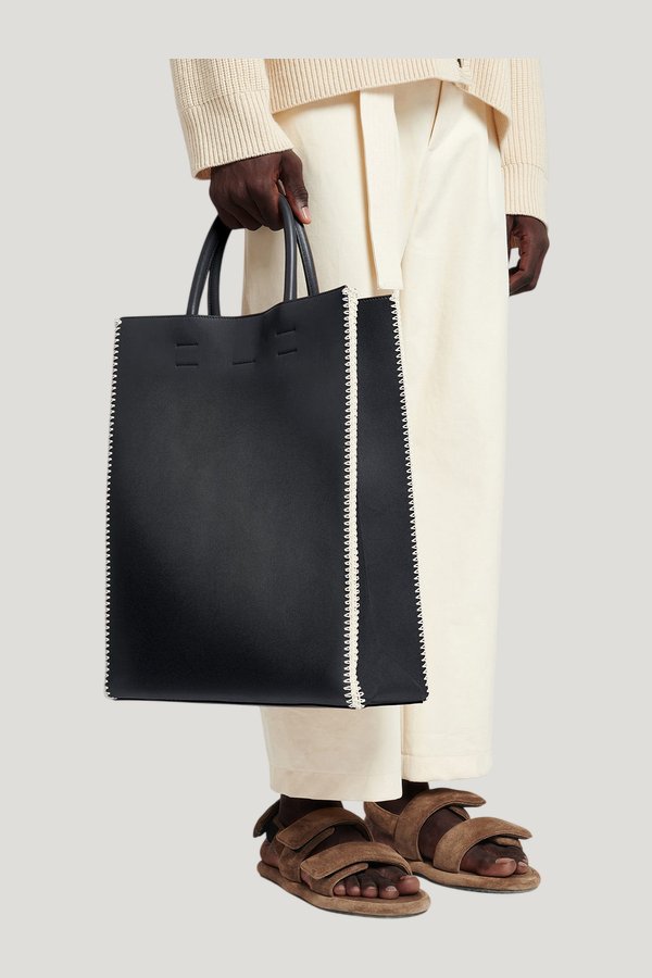 The Compass Tote - Crochet tote bag - Black/Creme — model side