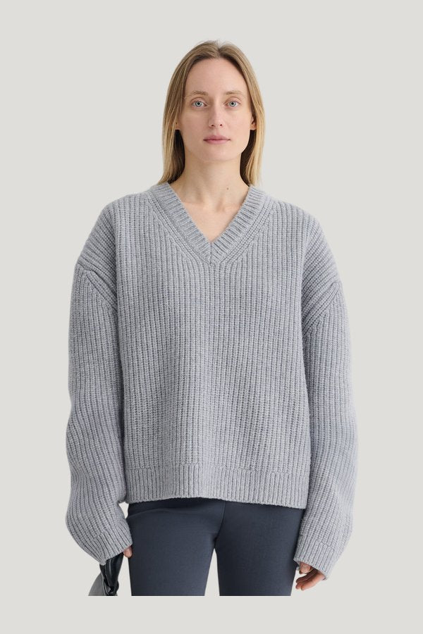 Morcar - Merino and cashmere sweater — model side