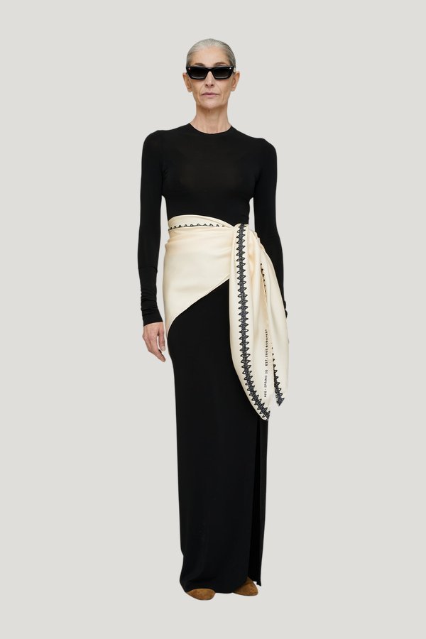Miani - Silk scarf - Origami Creme — model front