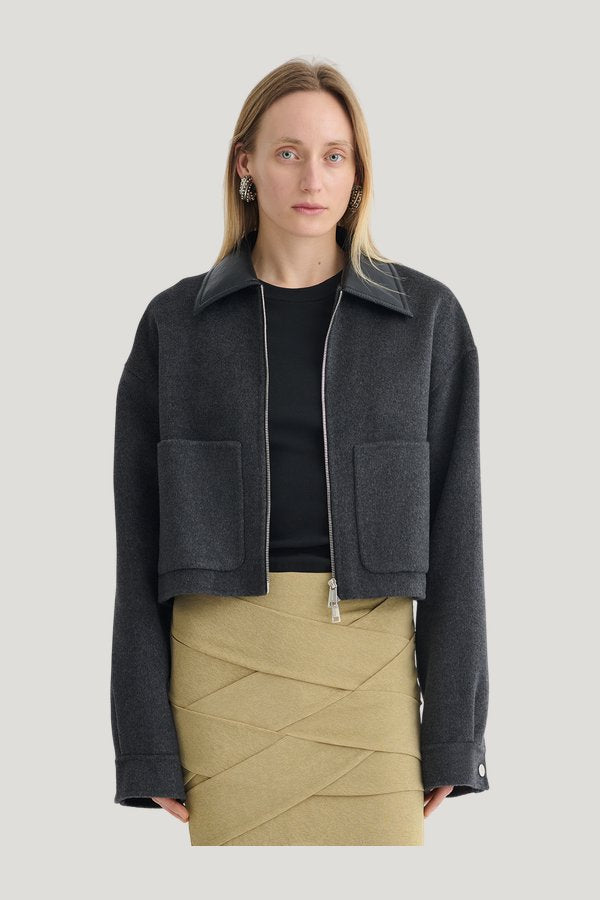 Phebe - Cropped jacket - Grey Melange/Black — model side