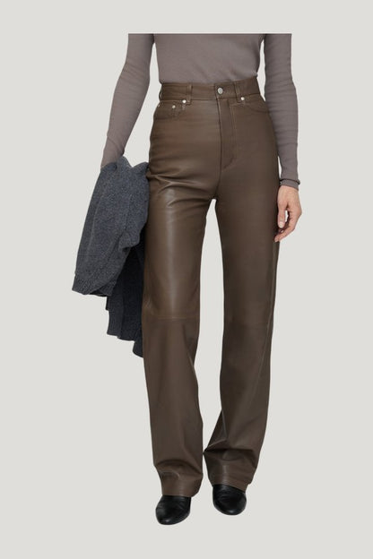 Martie - Leather pants — model side