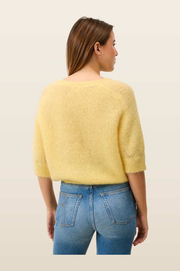 Pull OLIVIA — model back