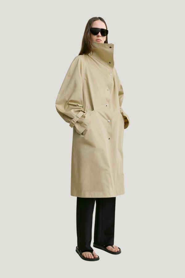 Oversized cotton trench — model side