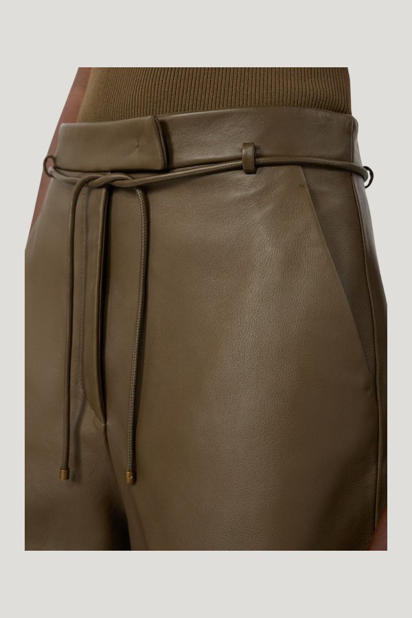 Natural Nappa leather shorts - KAKI — model side