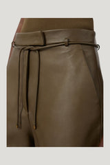 Natural Nappa leather shorts - KAKI — model side