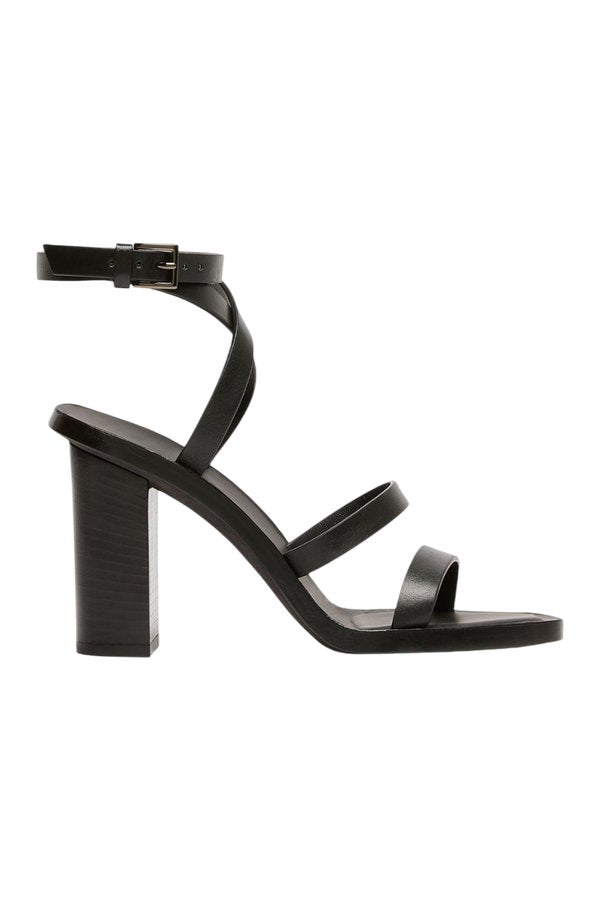 Leather sandals — packshot
