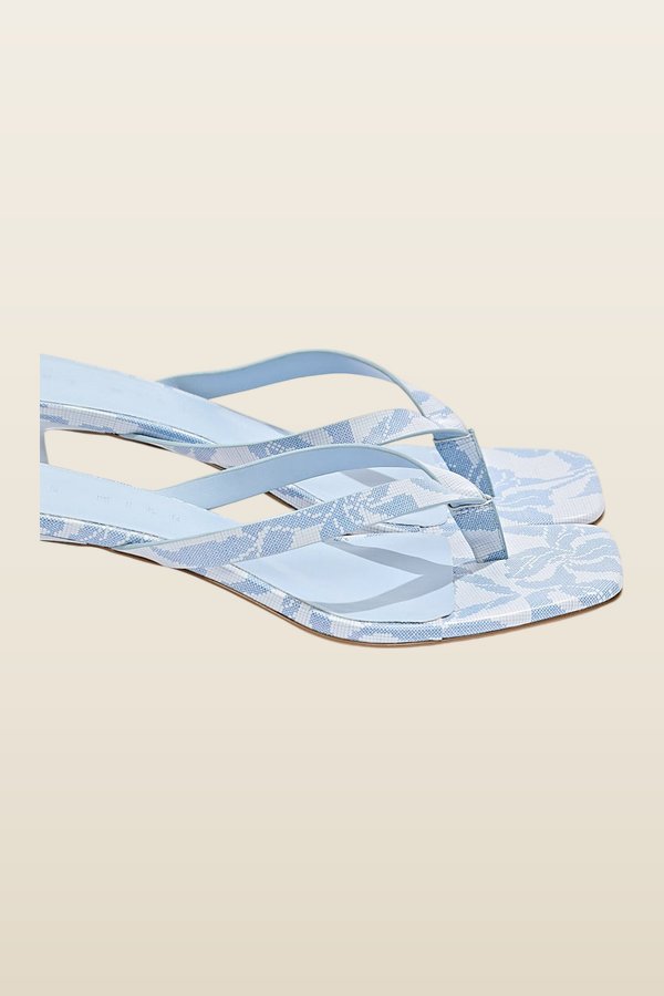 Pia Heel Sol — model back