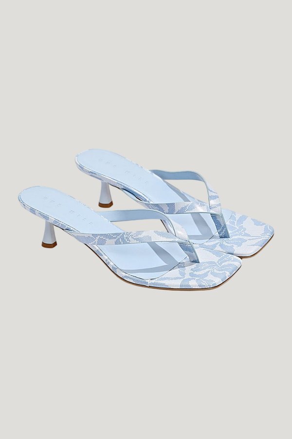 Pia Heel Sol — model side