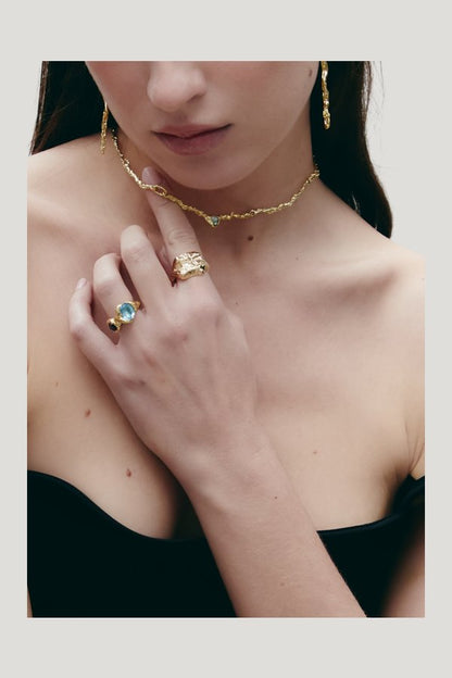 Presencia Ring Gold — model front