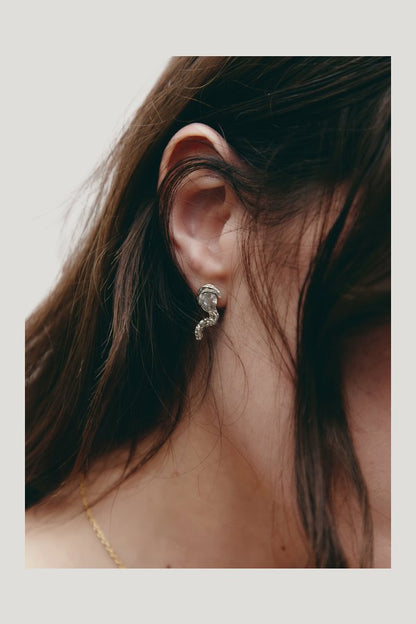 Puls Earrings Silver — model front