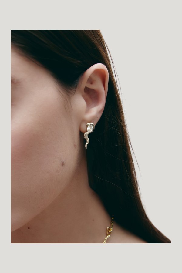 Puls Earrings Silver — model side