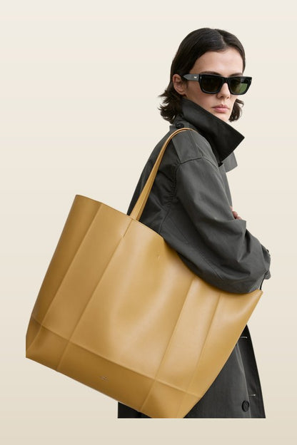 Roam leather tote manuka — model back