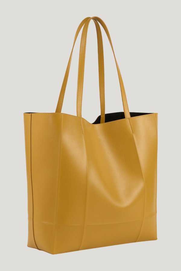 Roam leather tote manuka — model front