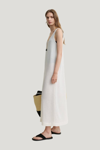 Scoop cover-up macadamia — model side