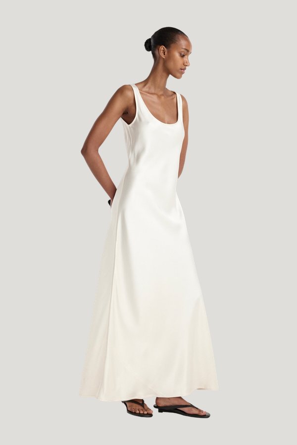 Scoop neck satin dress — model side