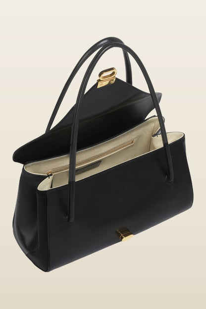 Black leather E/W shoulder bag — model back