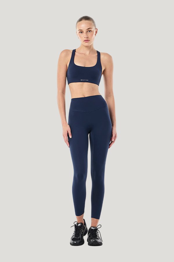 Signature 7/8 Legging — model front