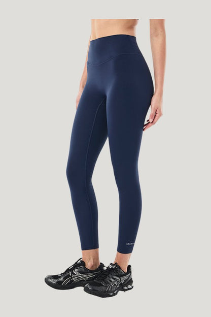 Signature 7/8 Legging — model side