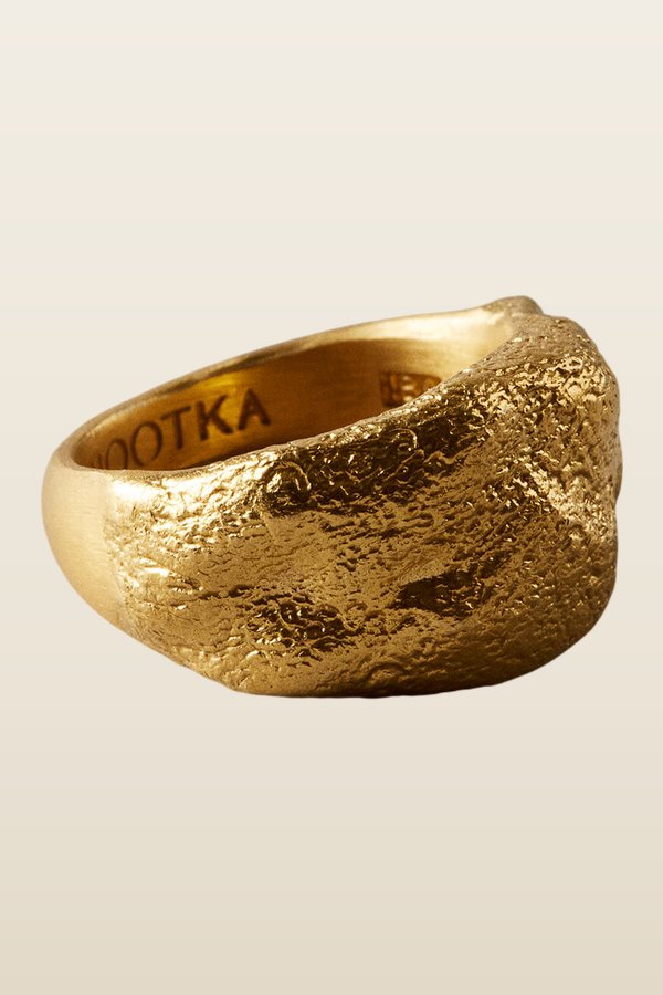 Signet Ring Gold — model back