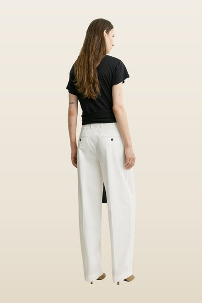 Single pleat cotton trousers — model back