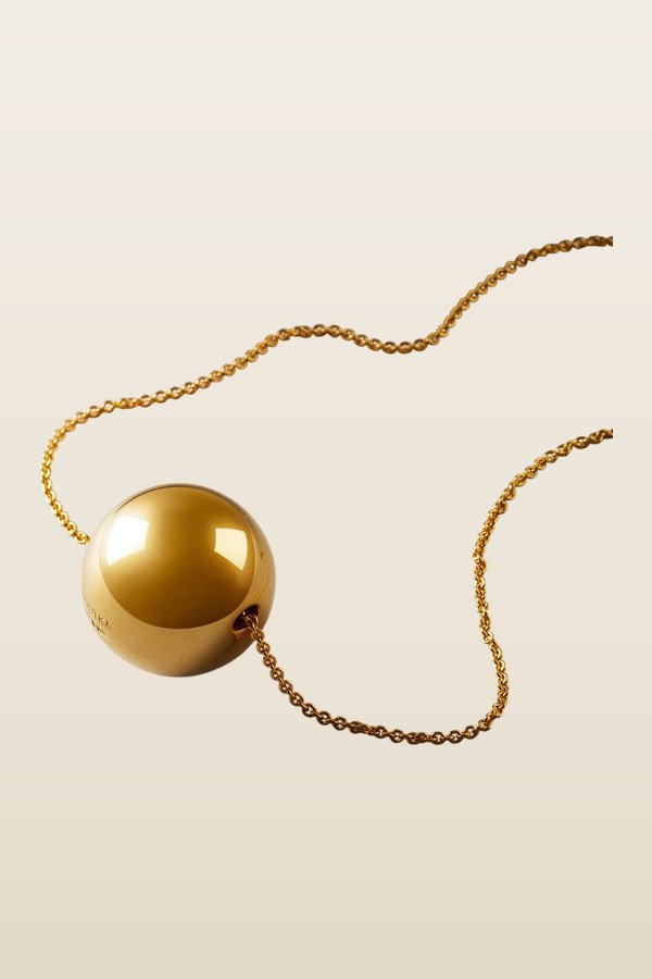 Sphere Necklace Gold — model back
