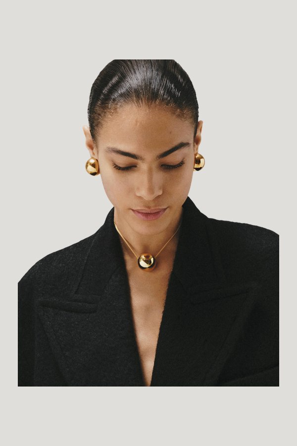 Sphere Necklace Gold — model front