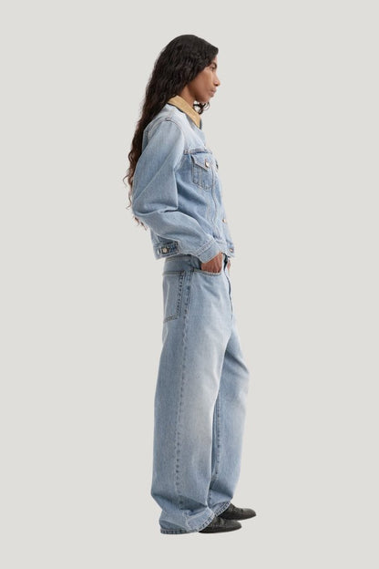 Suede collar fitted denim jacket | classic — model side