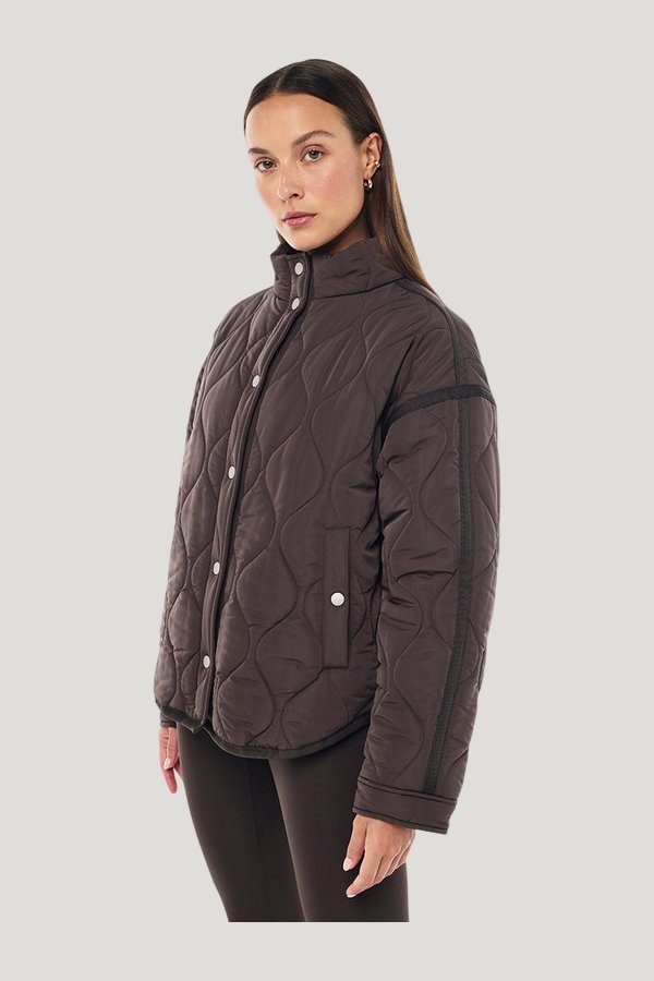 Surge Quilt Jacket In Coffee — model side