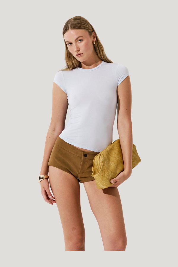 T tee — model front
