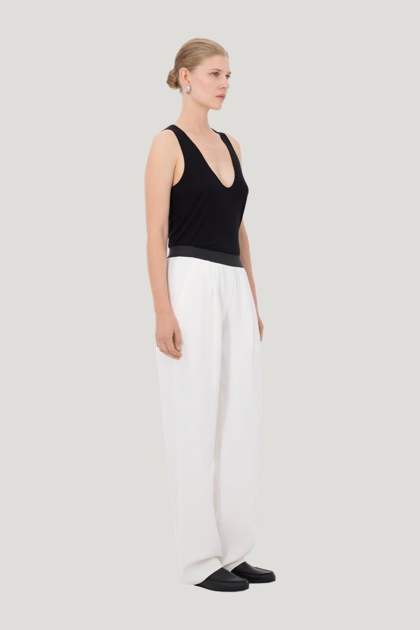 TAKAROA LDS Elasticated waistband trousers — model side