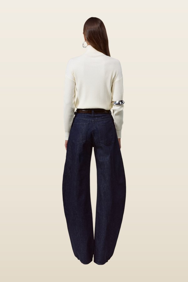The Barrel Jean — model back