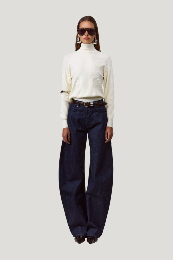 The Barrel Jean — model front