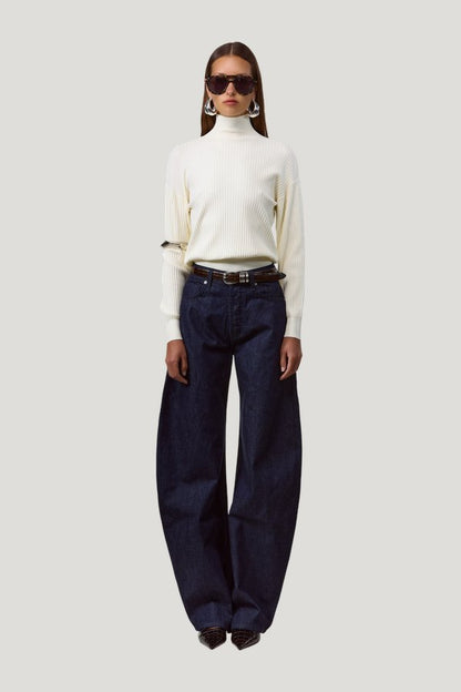 The Barrel Jean — model front