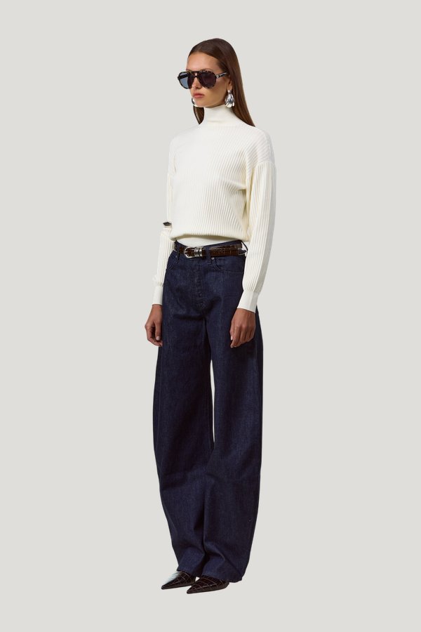 The Barrel Jean — model side