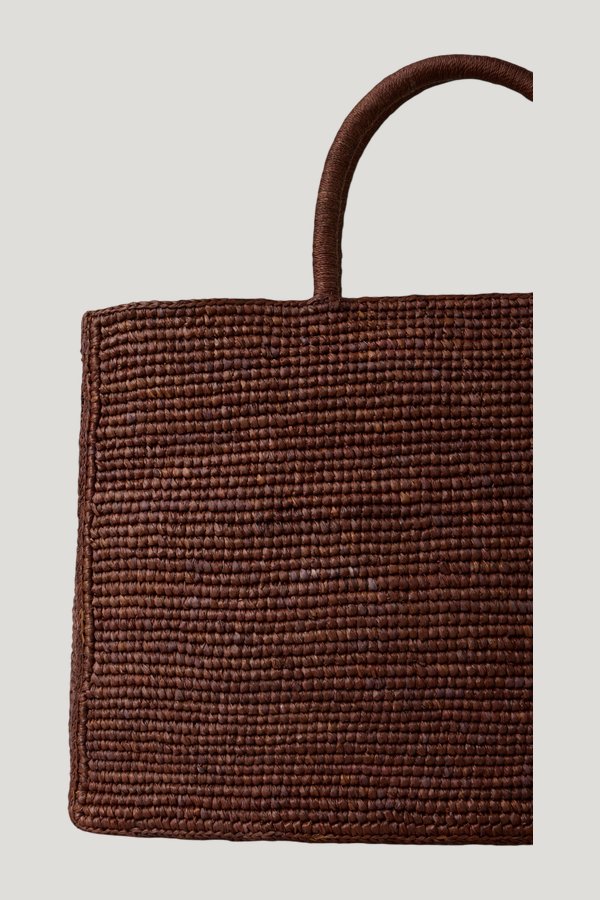 The Charlotte Raffia Bag Large — model side