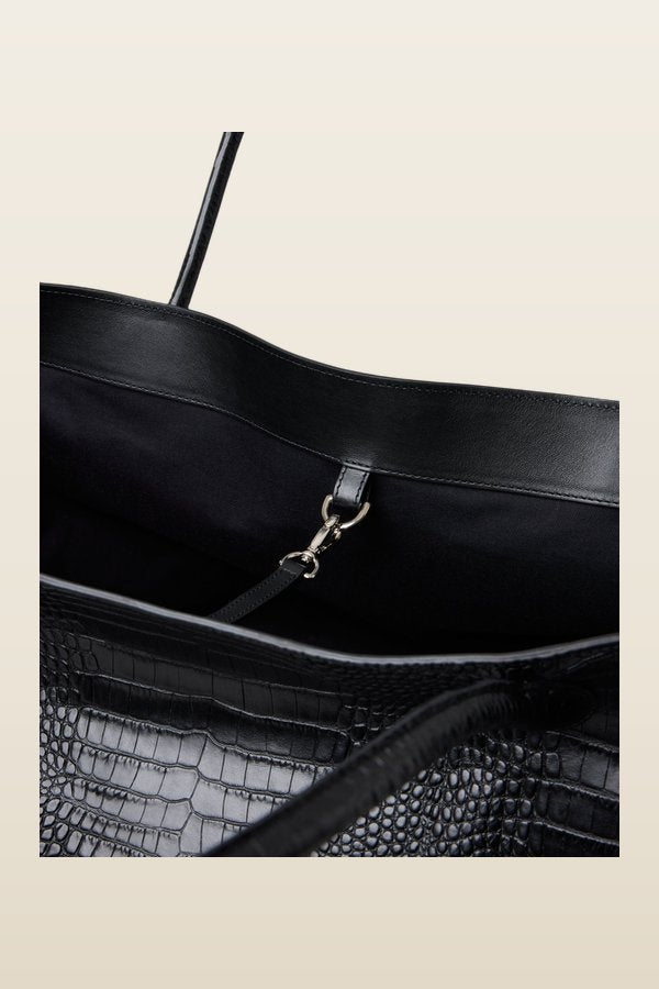 The Eva Weekend Tote — model back