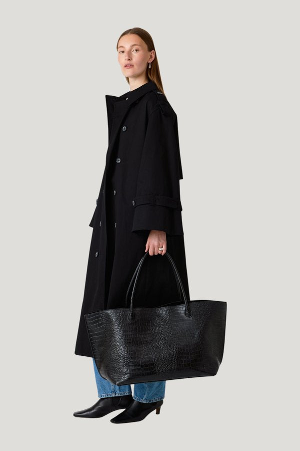 The Eva Weekend Tote — model side