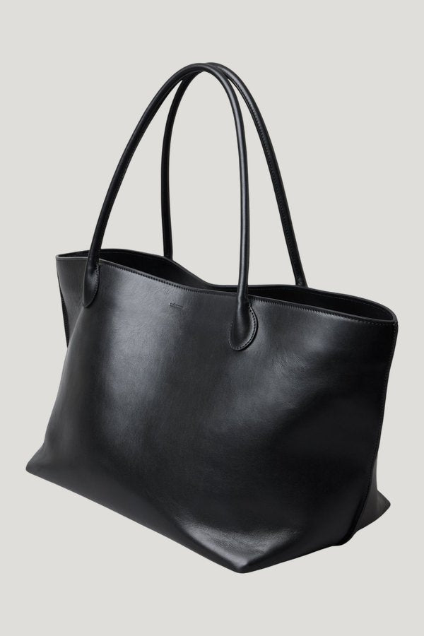 The Eva Weekend Tote — model front