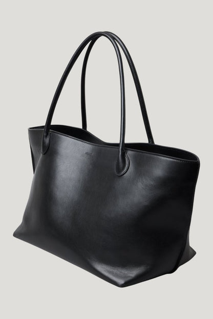 The Eva Weekend Tote — model front